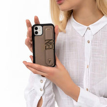 Görseli Galeri görüntüleyiciye yükleyin, YOUZ. Kişiselleştirilebilir Deri iPhone Kılıfı - Beige/Gold