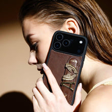 Görseli Galeri görüntüleyiciye yükleyin, UMBI GLAM. Kişiselleştirilebilir Deri iPhone Kılıfı - KAHVERENGİ/Gold