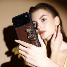 Görseli Galeri görüntüleyiciye yükleyin, UMBI GLAM. Kişiselleştirilebilir Deri iPhone Kılıfı - KAHVERENGİ/Gold