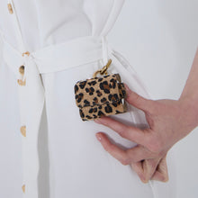 Görseli Galeri görüntüleyiciye yükleyin, GLAM. Kişiselleştirilebilir AirPods Kılıfı Leopar