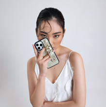 Görseli Galeri görüntüleyiciye yükleyin, UMBI GLAM. Kişiselleştirilebilir Deri iPhone Kılıfı - Dore/Gold