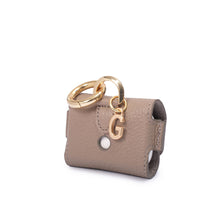 Görseli Galeri görüntüleyiciye yükleyin, YOUZ. Kişiselleştirilebilir Deri AirPods Kılıfı BEJ