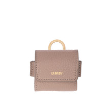 Görseli Galeri görüntüleyiciye yükleyin, YOUZ. Kişiselleştirilebilir Deri AirPods Kılıfı BEJ