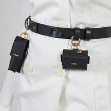 Görseli Galeri görüntüleyiciye yükleyin, YOUZ. Kişiselleştirilebilir Deri AirPods Kılıfı SİYAH