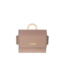 Görseli Galeri görüntüleyiciye yükleyin, YOUZ. Kişiselleştirilebilir Deri AirPods Kılıfı BEJ