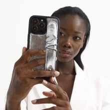 Görseli Galeri görüntüleyiciye yükleyin, UMBI GLAM. Kişiselleştirilebilir Deri iPhone Kılıfı - Silver/Silver

